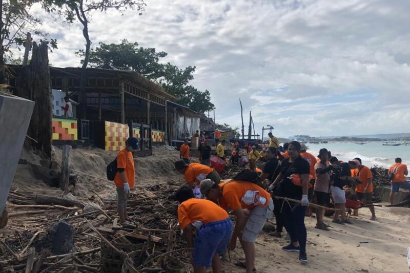 Kegiatan bersih pantai yang diikuti 1.000 orang di Pantai Kelan, Badung, Bali, Minggu